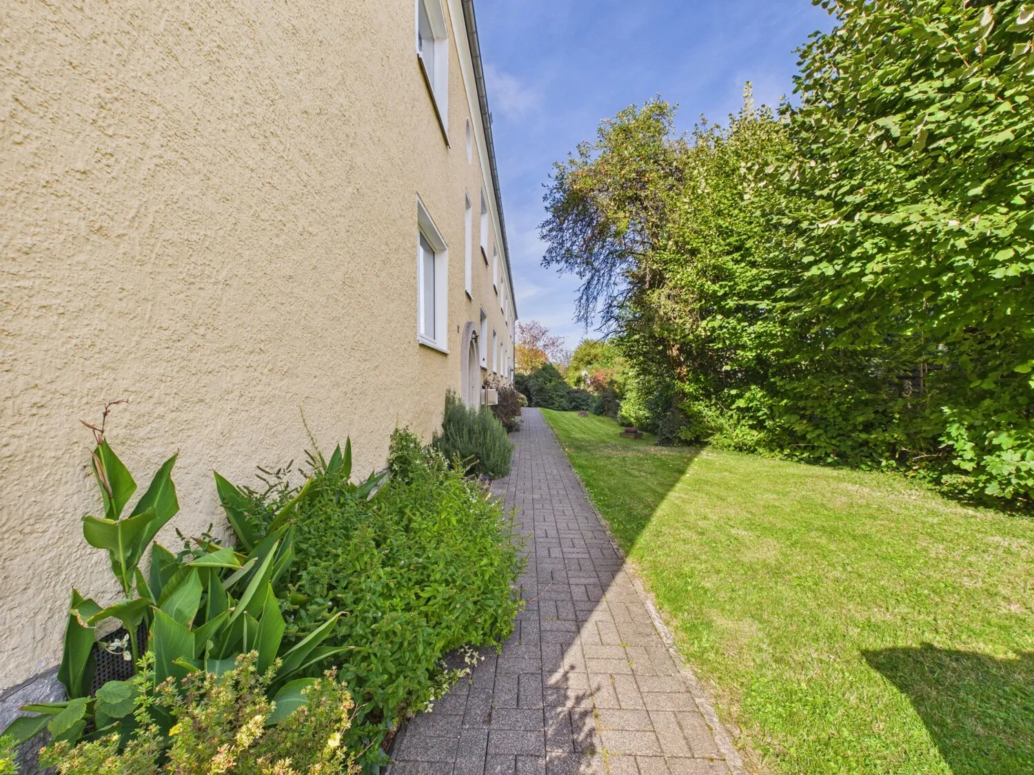 Weg zu den Hauseingängen