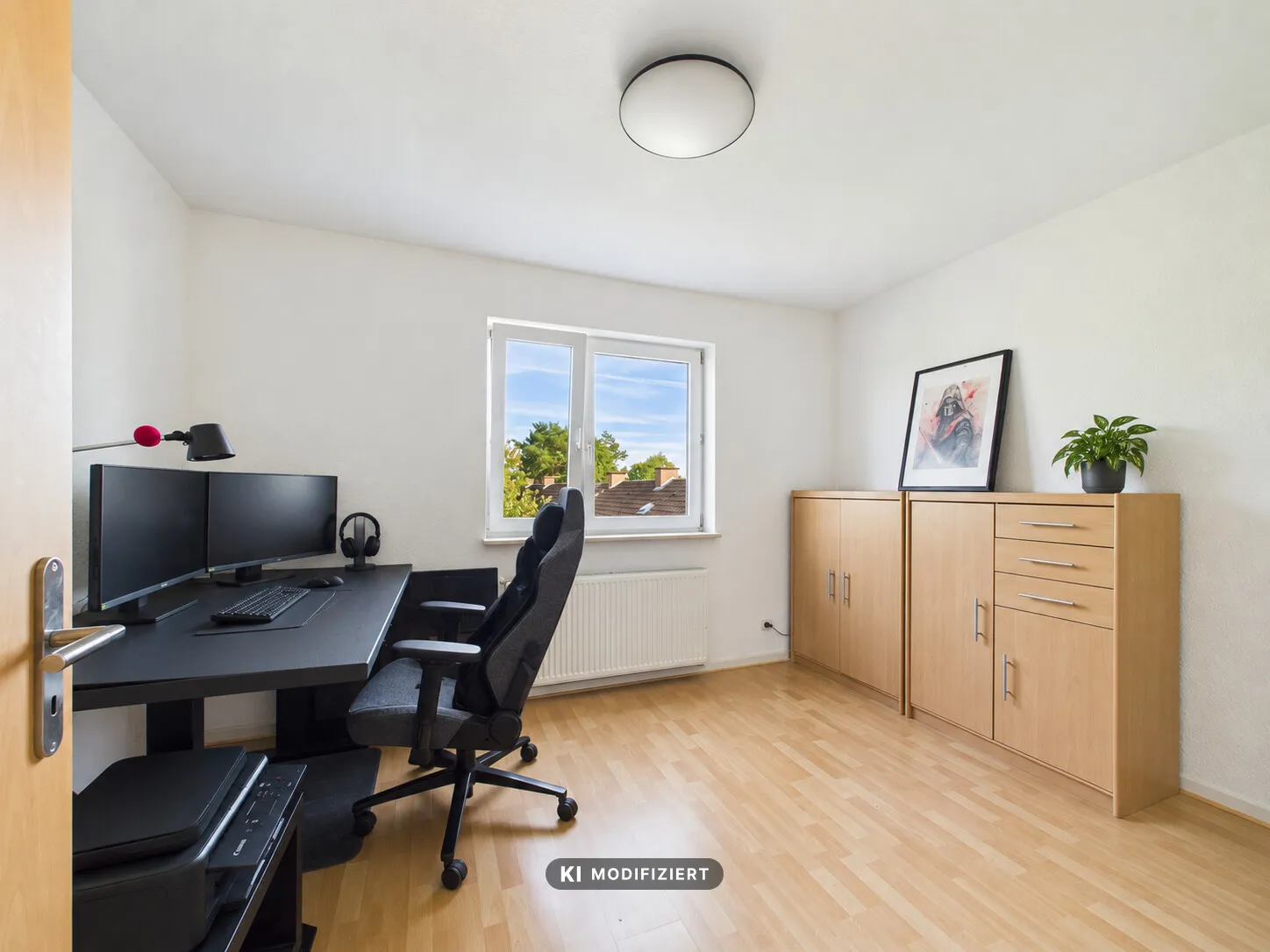 Büro (private Gegenstände mit KI entfernt)