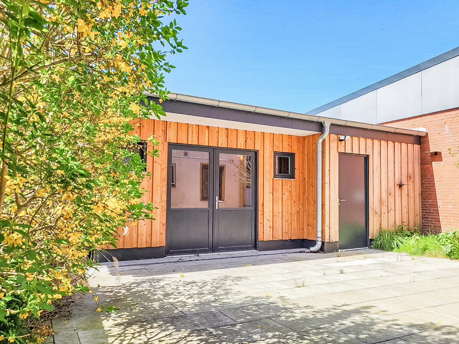Innenhof mit Blick auf Garage und Werkstatt