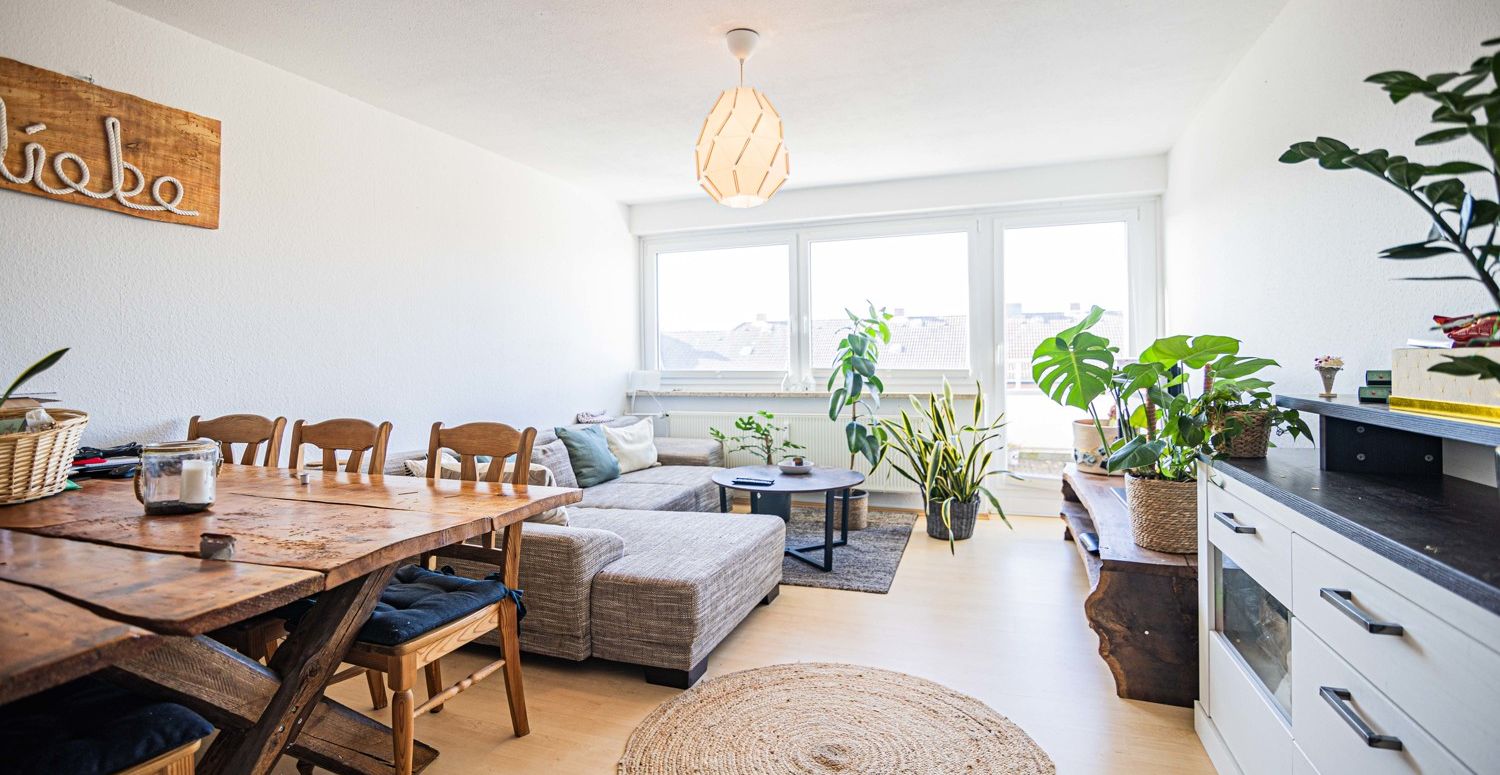 Wohnzimmer mit Zugang zum Balkon