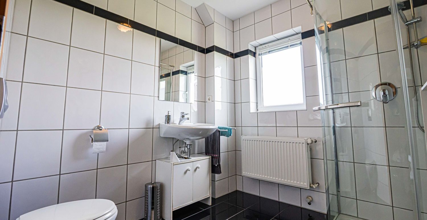 Herren-WC mit Dusche