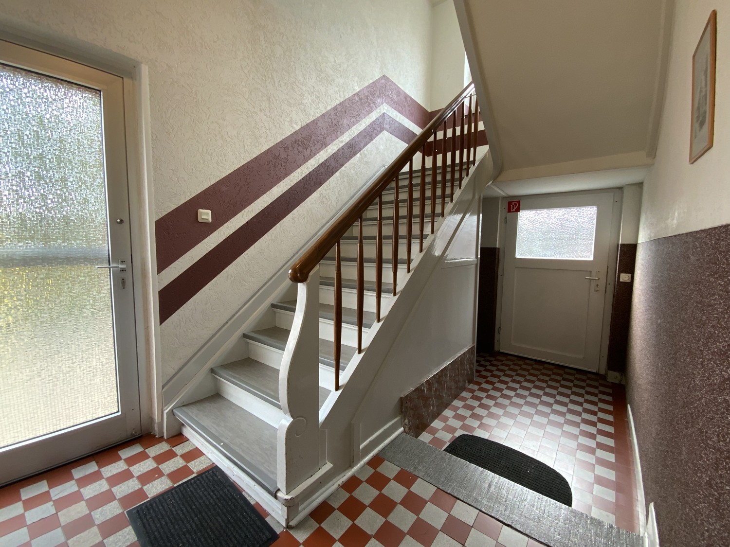 Eingang Treppenhaus mit Zugang zum Innenhof und Keller