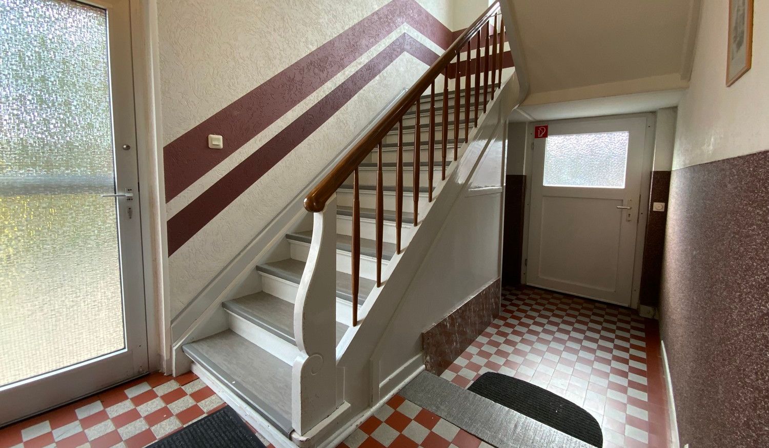 Eingang Treppenhaus mit Zugang zum Innenhof und Keller