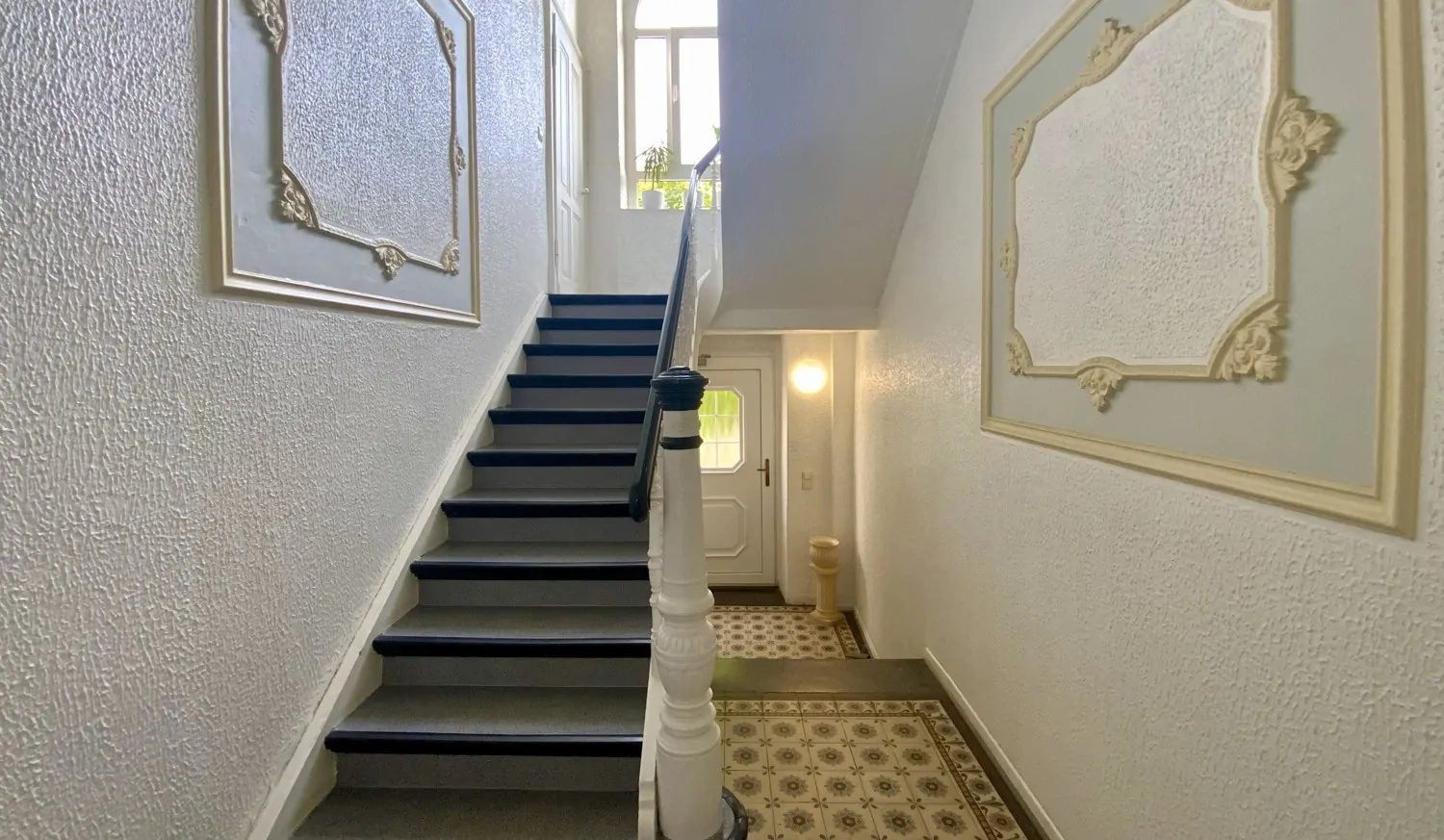 Treppenhaus mit Hintereingang