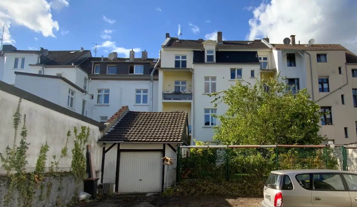 Hofansicht mit PKW-Stellplatz