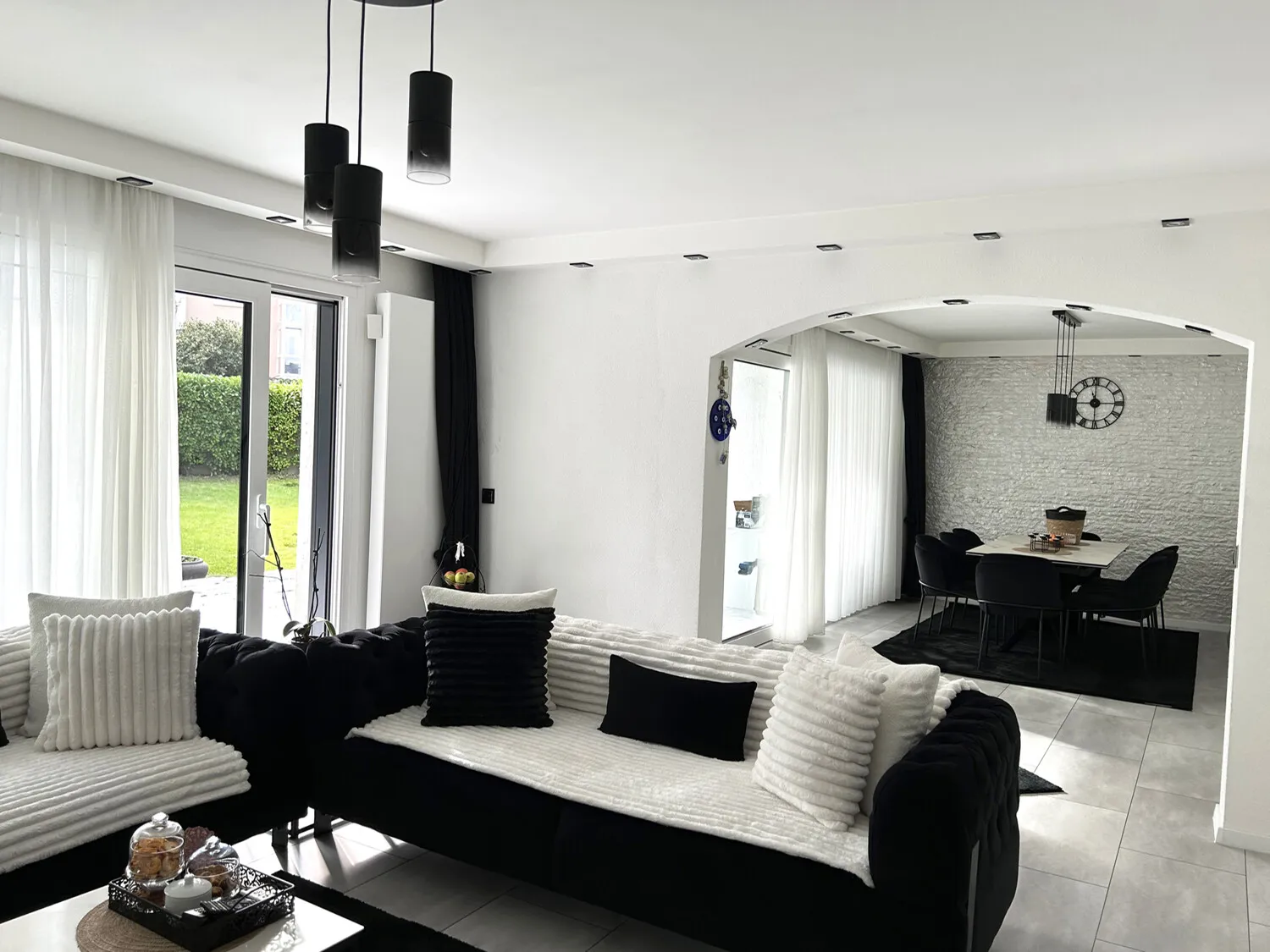 Wohnzimmer und Esszimmer