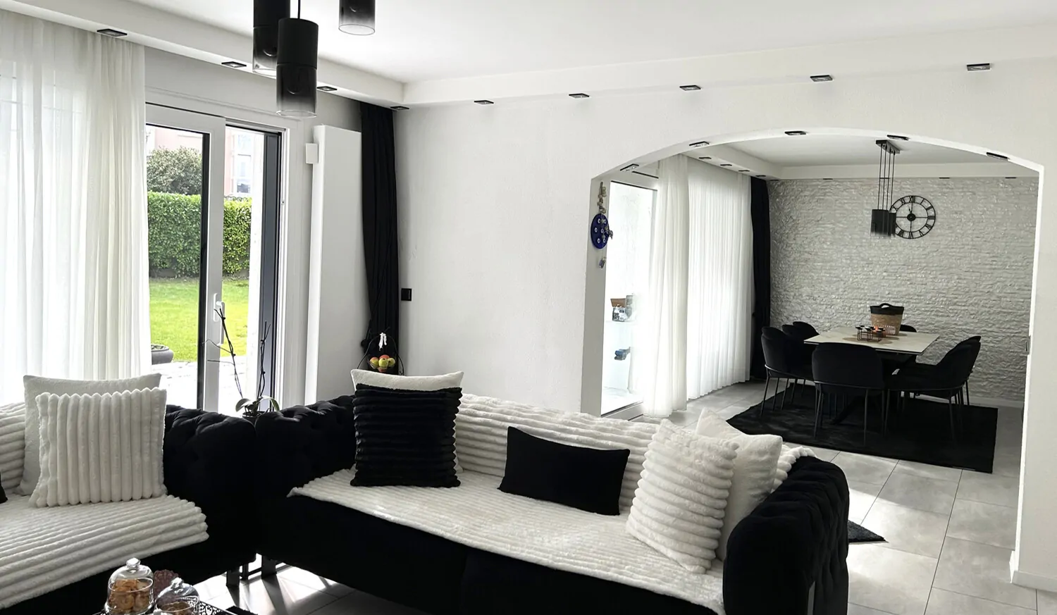 Wohnzimmer und Esszimmer