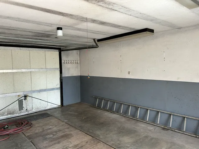 große Garage mit Grube und Waschbecken