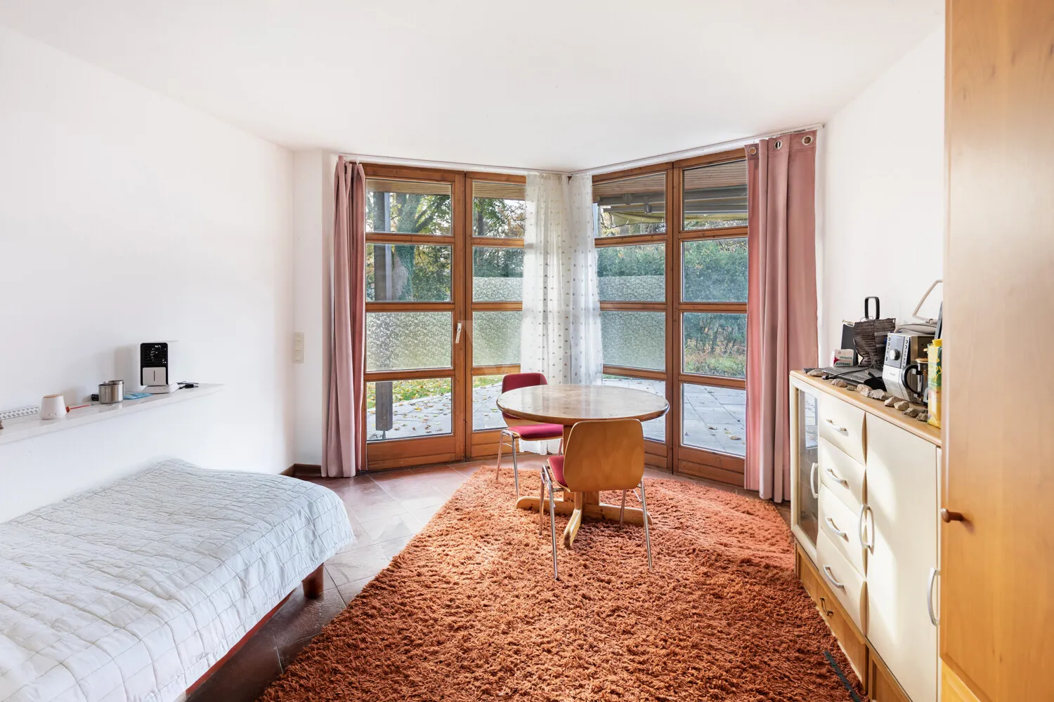 Versatile detached house with a large plot of land – ideal for families and multi-generational households.