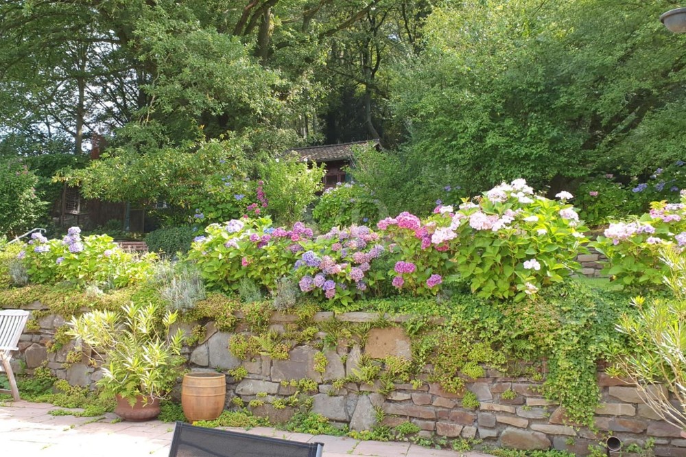 Terrassengarten mit Bruchsteinmauern