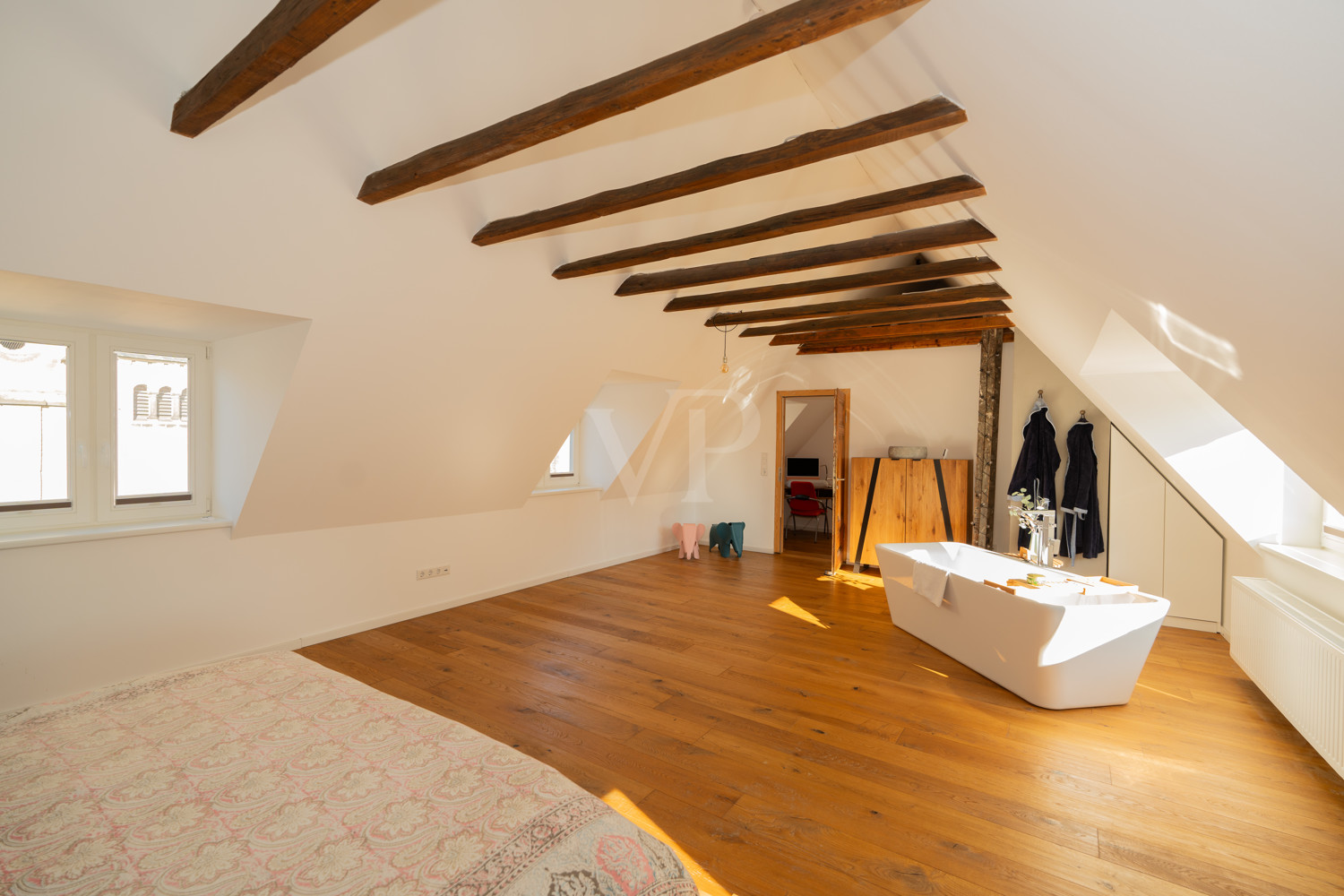 Großzügiges Schlafzimmer