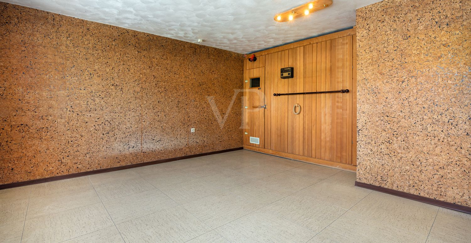 Schlaf- oder Arbeitszimmer mit Sauna