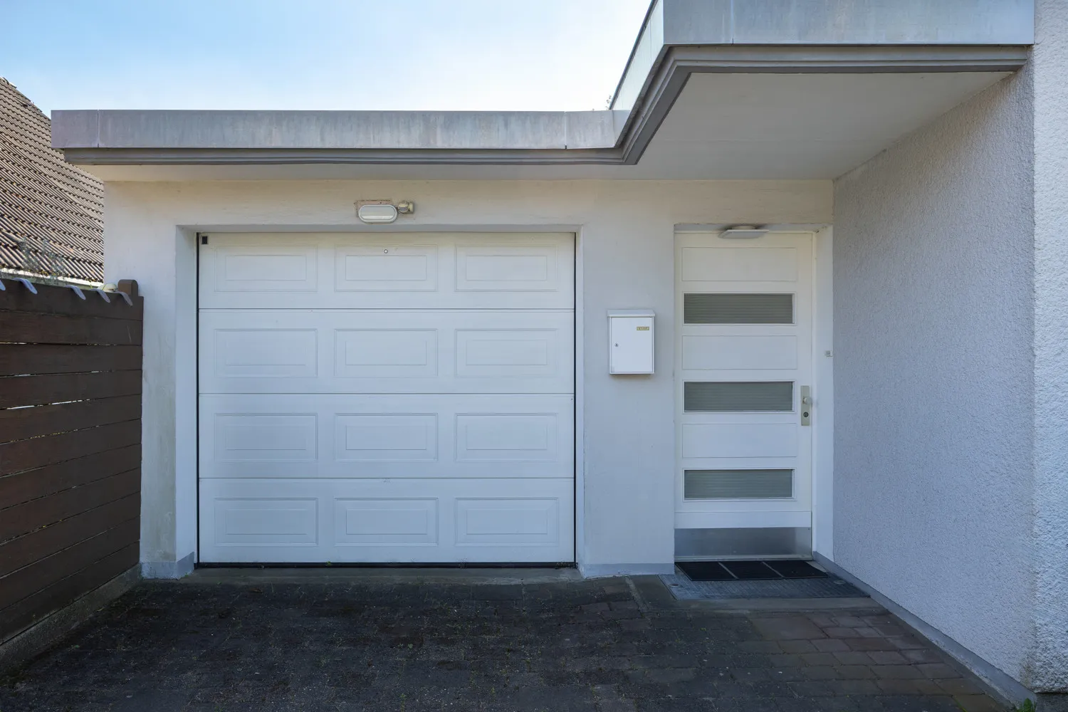 Elektrische Garagentor mit Einlegerwohnung