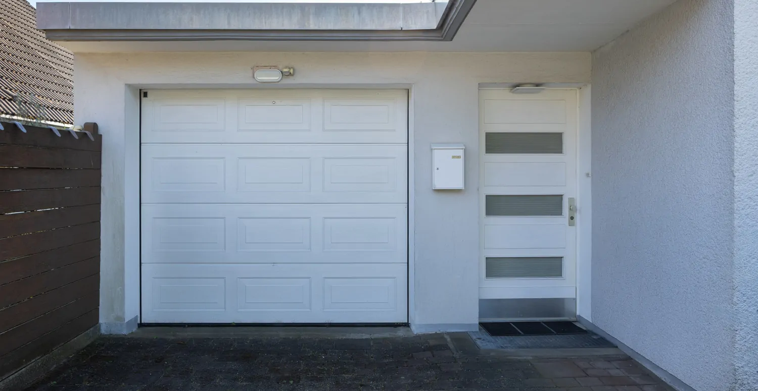 Elektrische Garagentor mit Einlegerwohnung