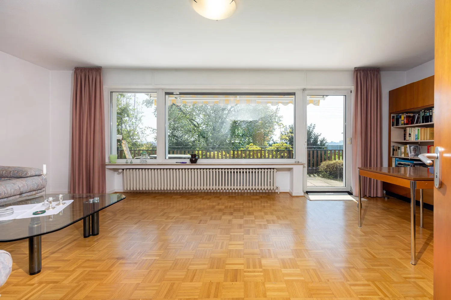 Wohnzimmer mit Zugang Balkon