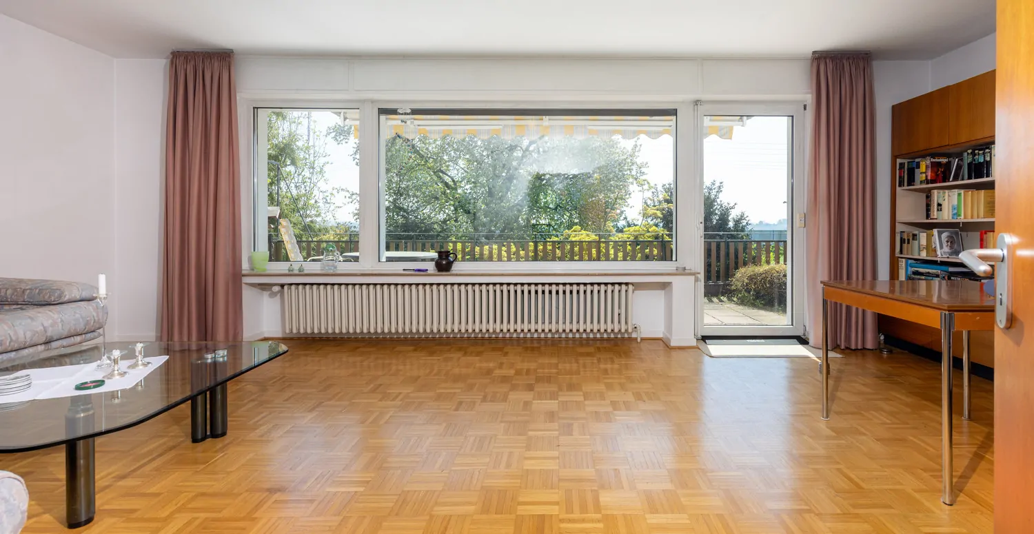 Wohnzimmer mit Zugang Balkon