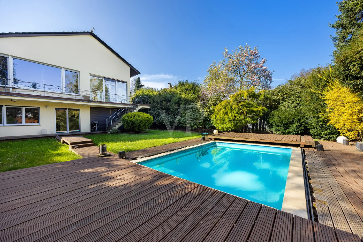 Gartenansicht mit Pool