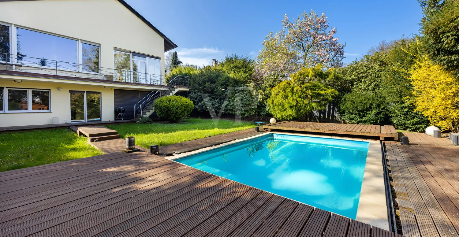 Gartenansicht mit Pool