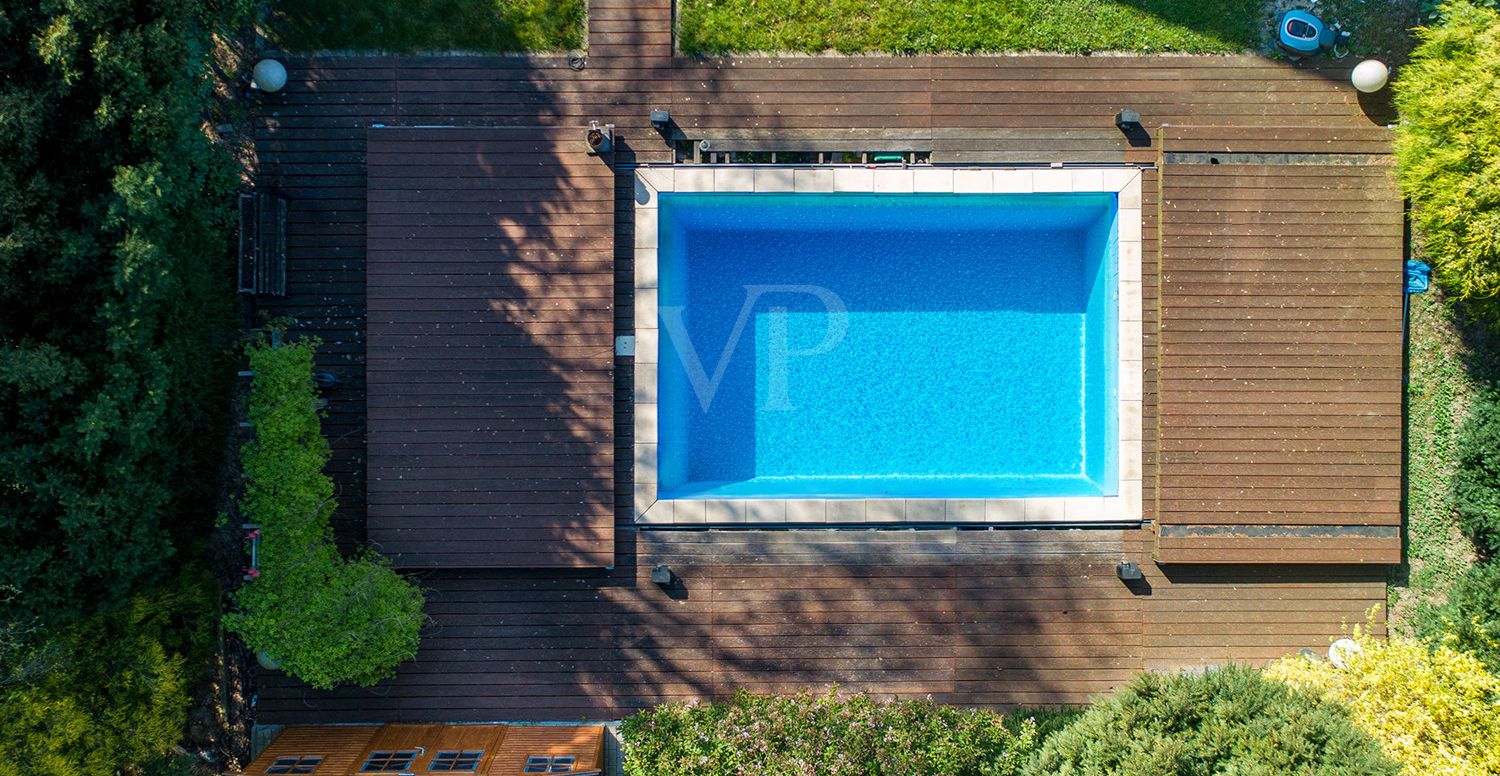 Drohnenansicht Pool