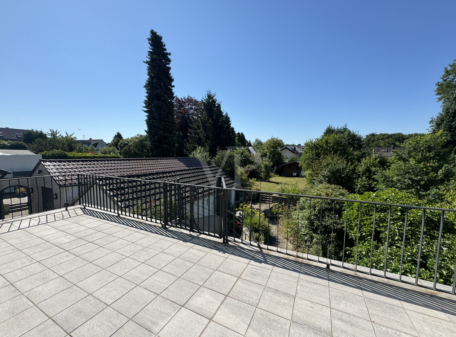 Dachterrasse mit Zugang zum Garten