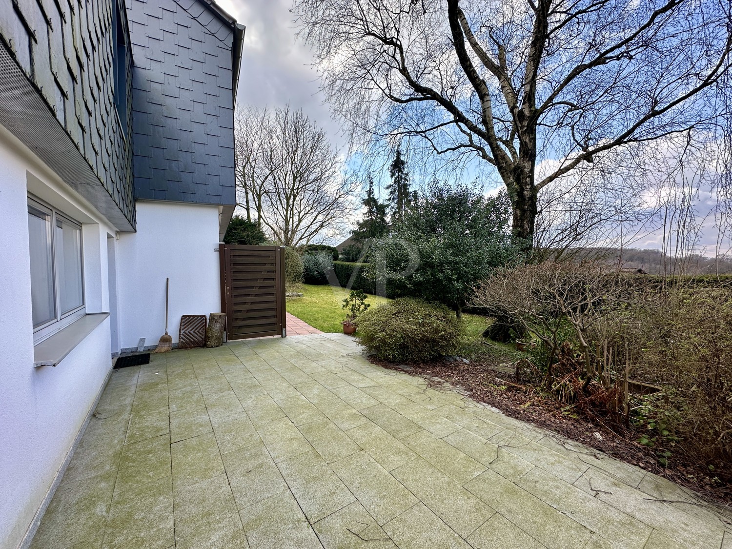 Terrasse mit Blick in den Garten