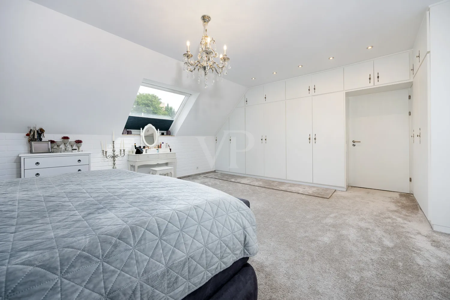 Elternschlafzimmer mit Einbauschränken