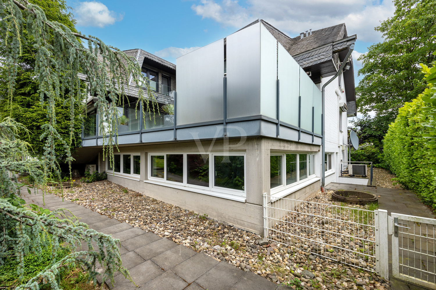 Terrasse/Blick ins Schwimmbad