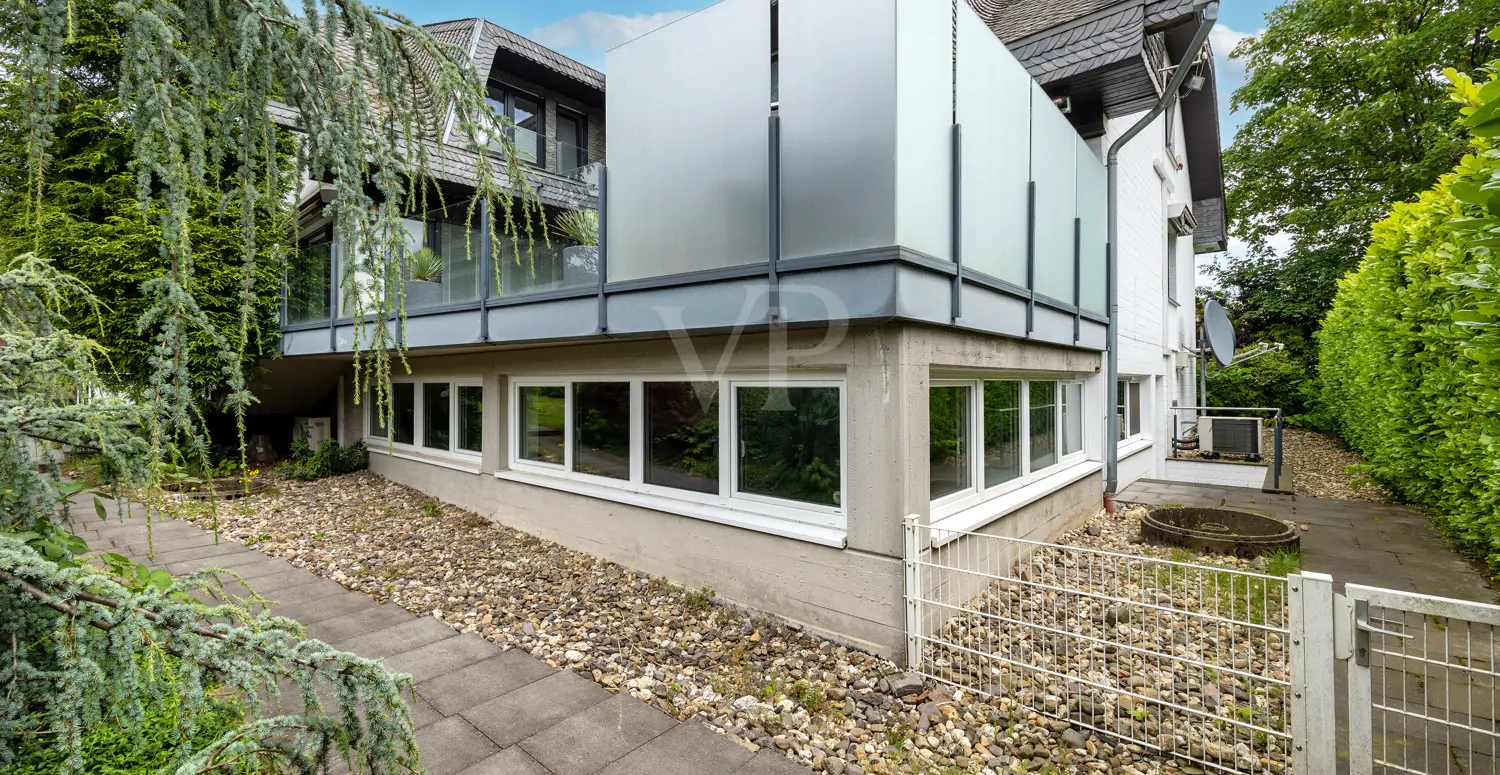 Terrasse/Blick ins Schwimmbad