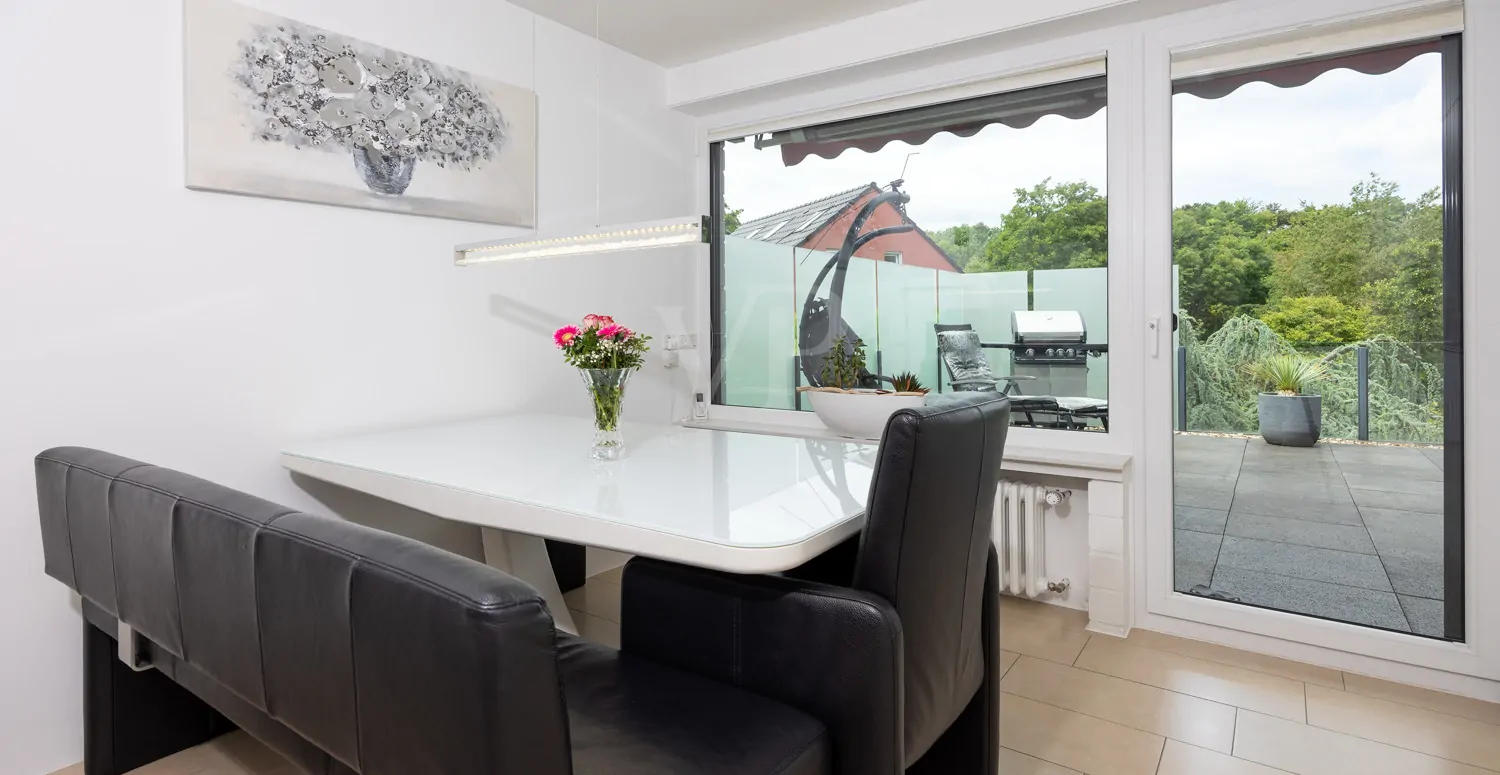 Hochwertige Küche mit Sitzecke