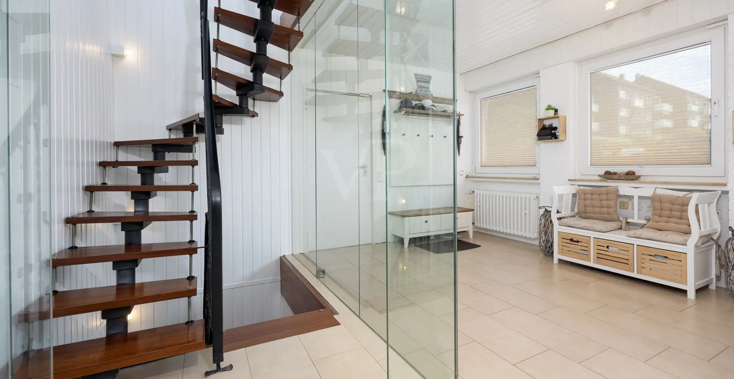 Gaderobe mit Treppe zum Elternbereich - Eingang zur Garage