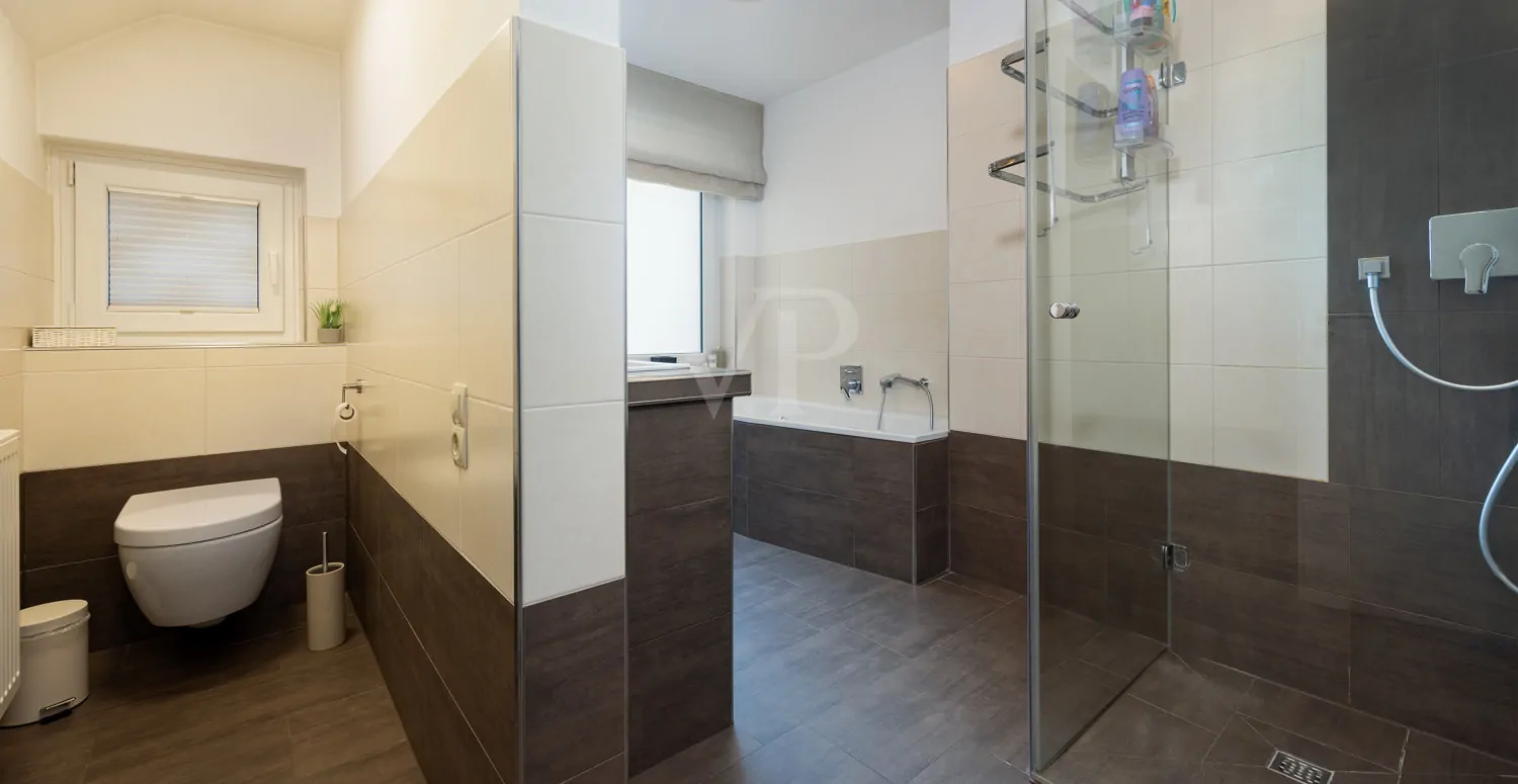 Badezimmer Elternbereich mit Doppelwachbecken