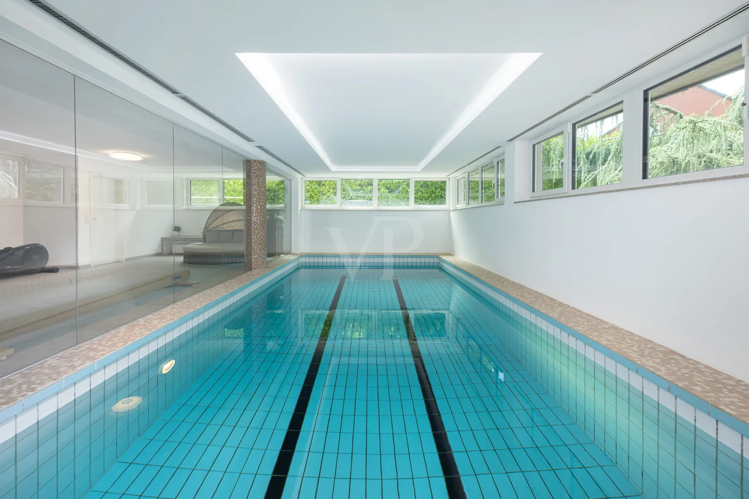 Schwimmbad mit Ruhebereich