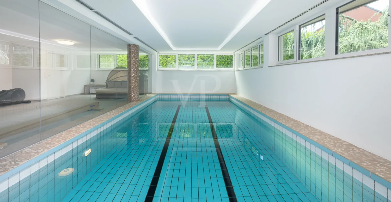 Schwimmbad mit Ruhebereich