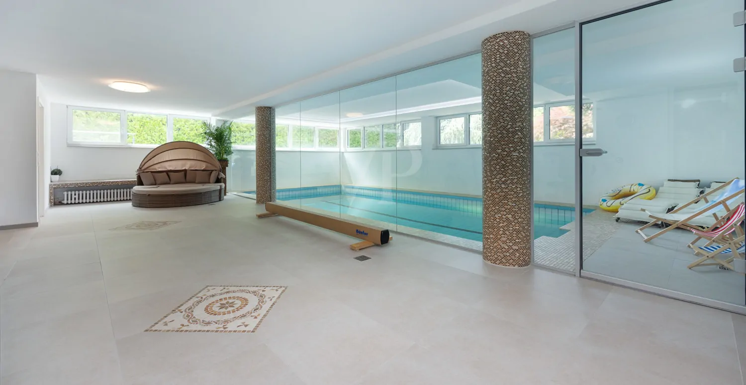 Schwimmbad mit Ruhebereich