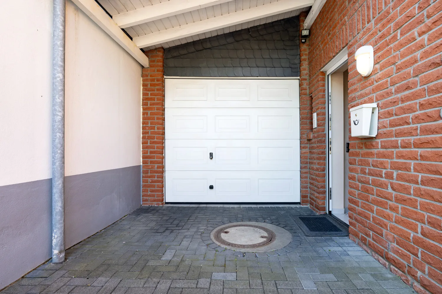 Garage und Hauseingang