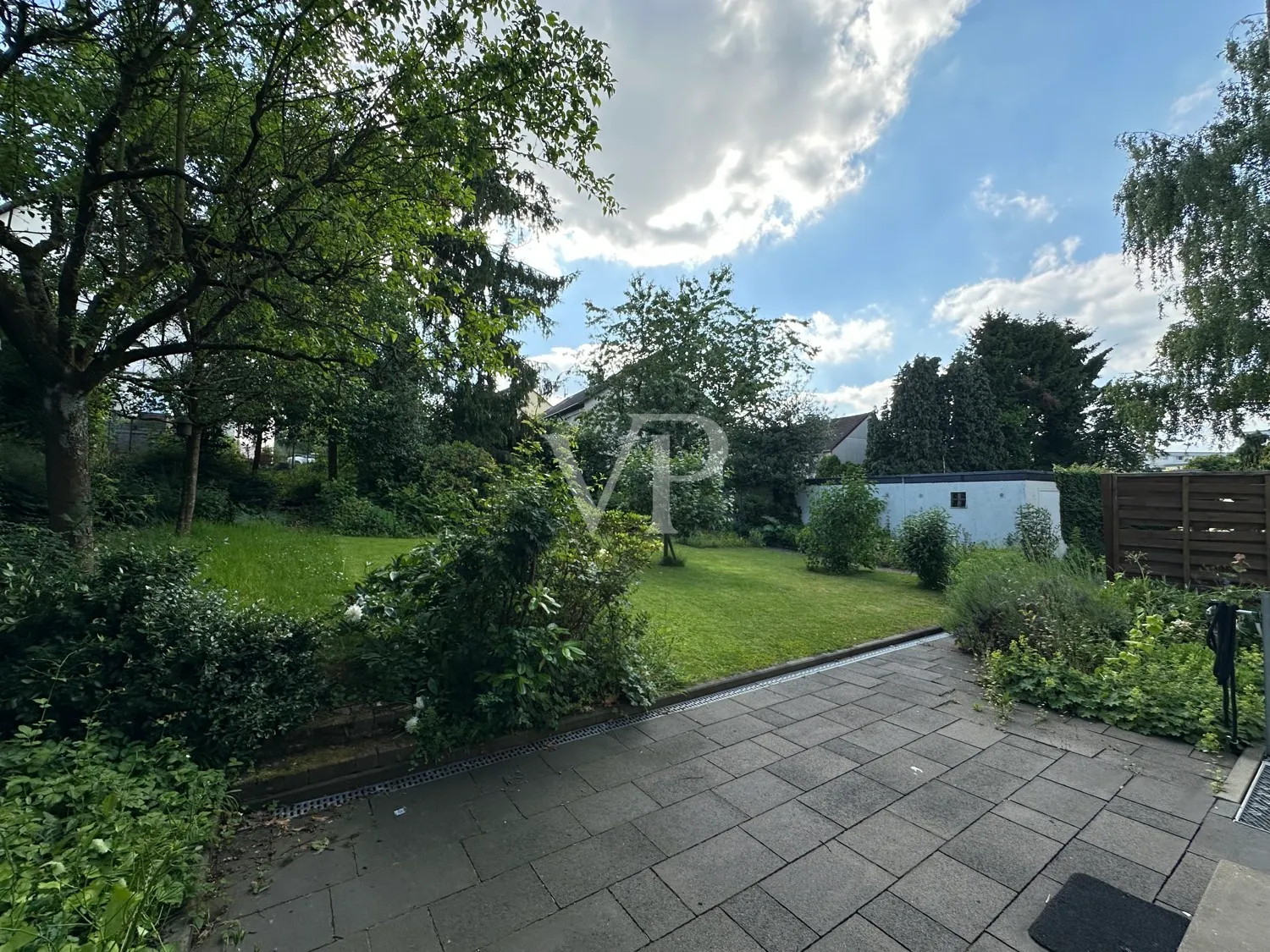 Terrasse mit Garten