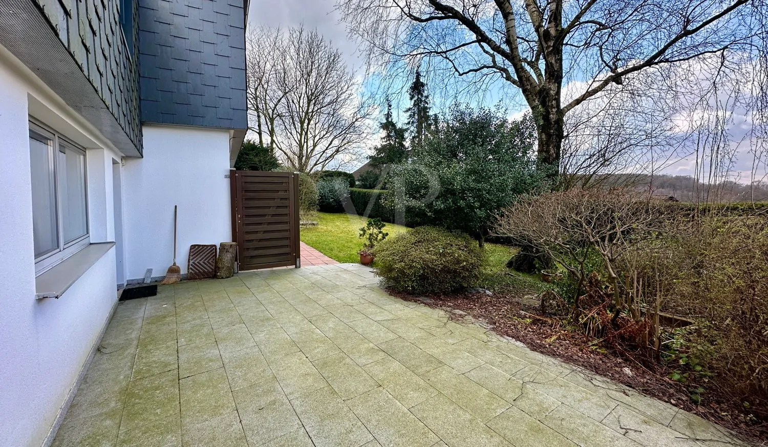 Terrasse 1 mit Blick in den Garten