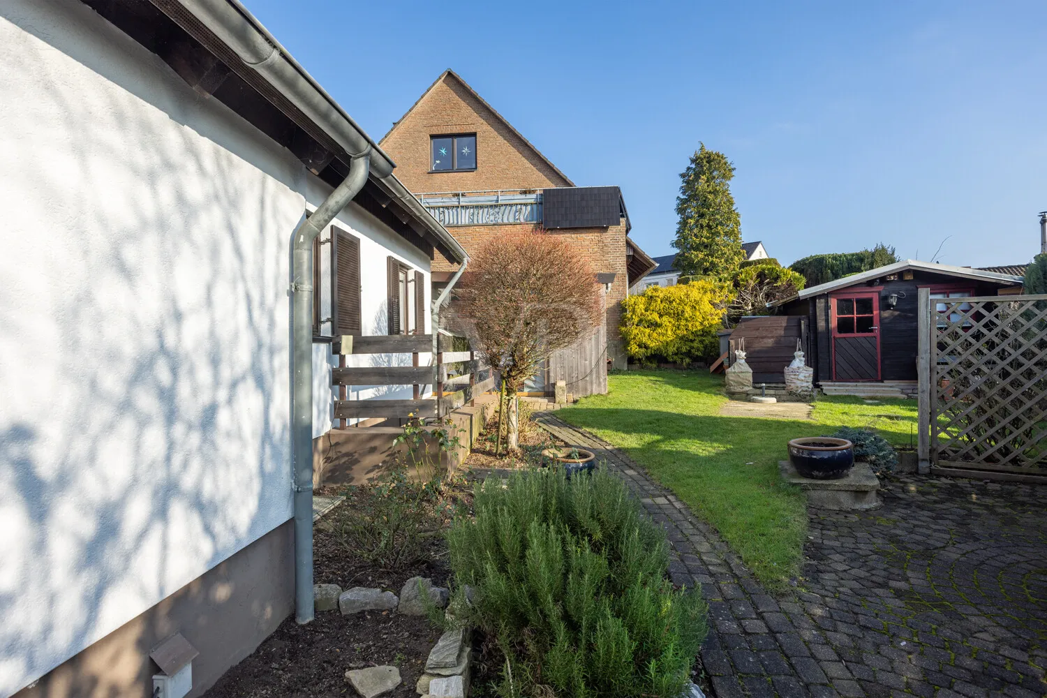 Seitenansicht mit Blickrichtung zur Kellertreppe