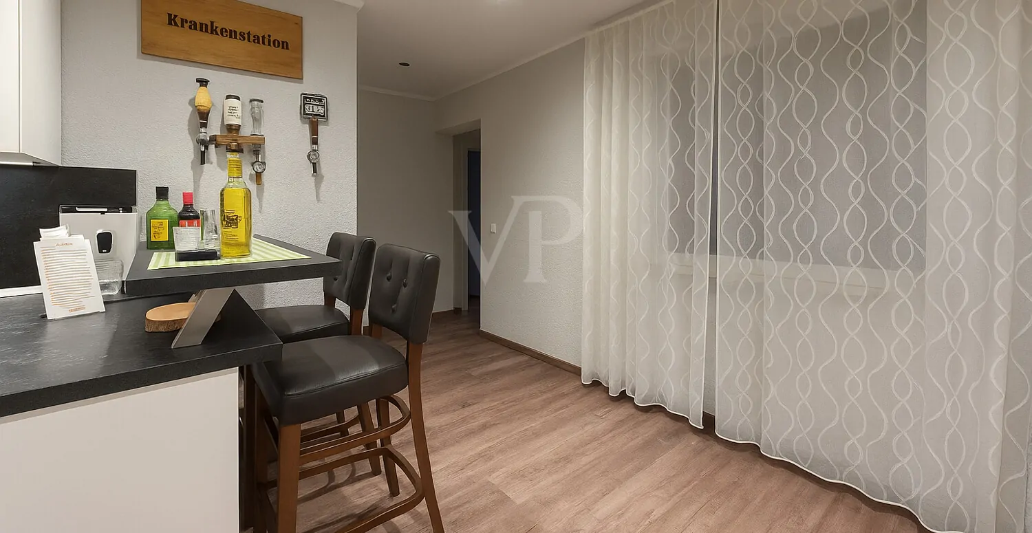 Bar mit Zugang zum Balkon