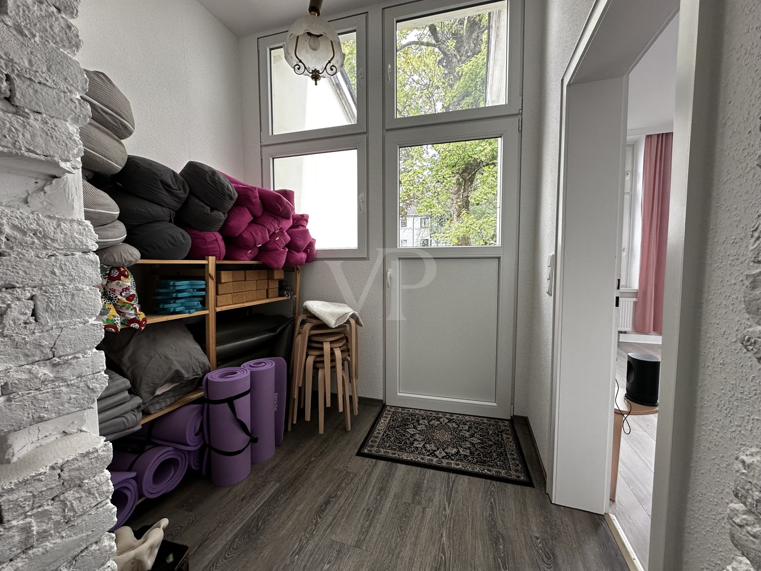 Abstellfläche & Ausgang zur Terrasse