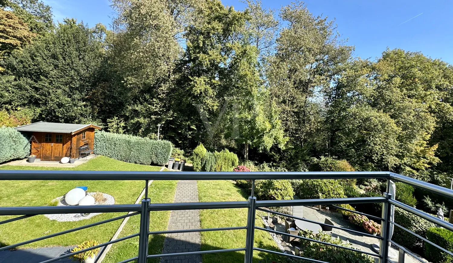 Blick vom Balkon in den Vorgarten