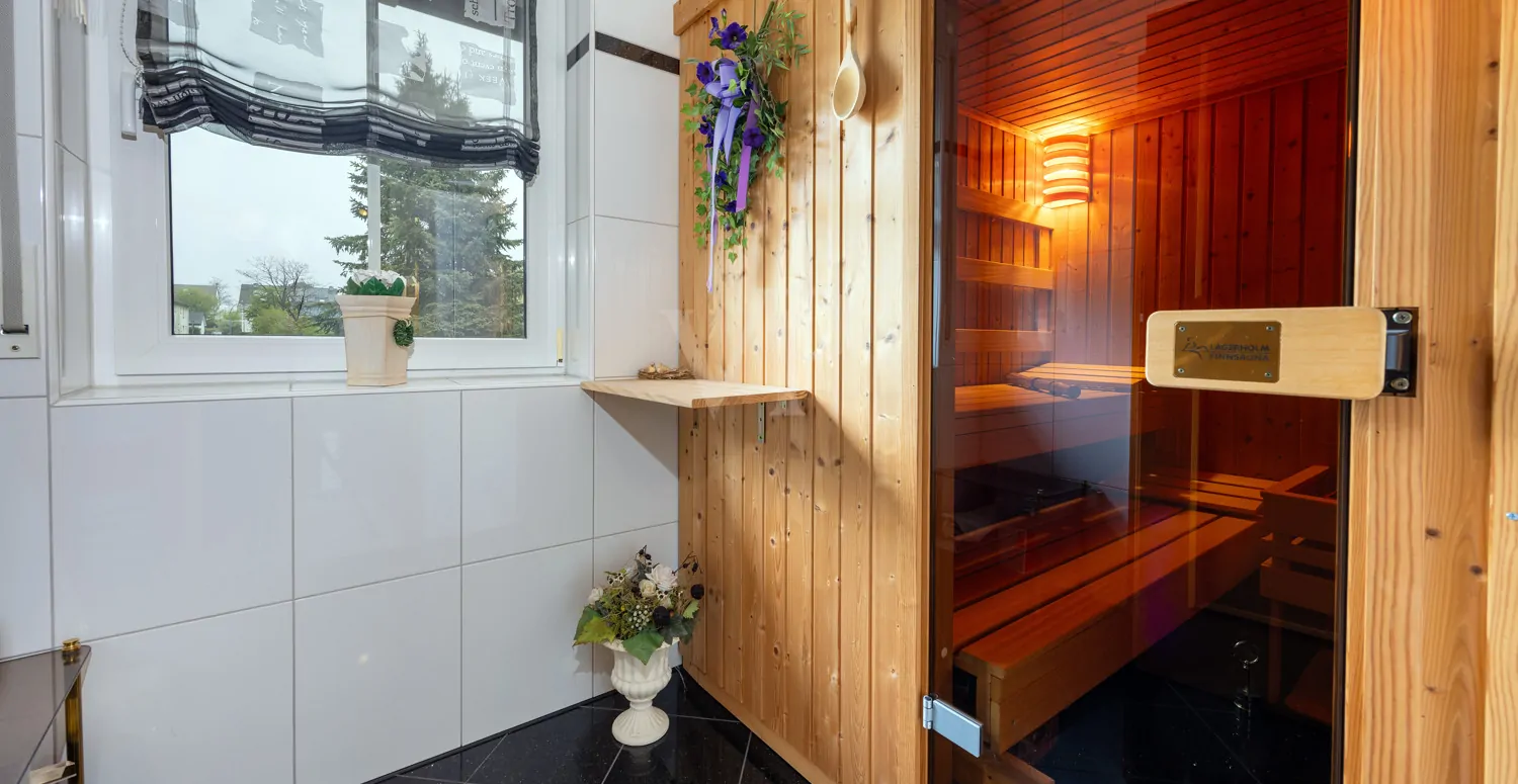 Saunaraum mit Zugang zum Badezimmer