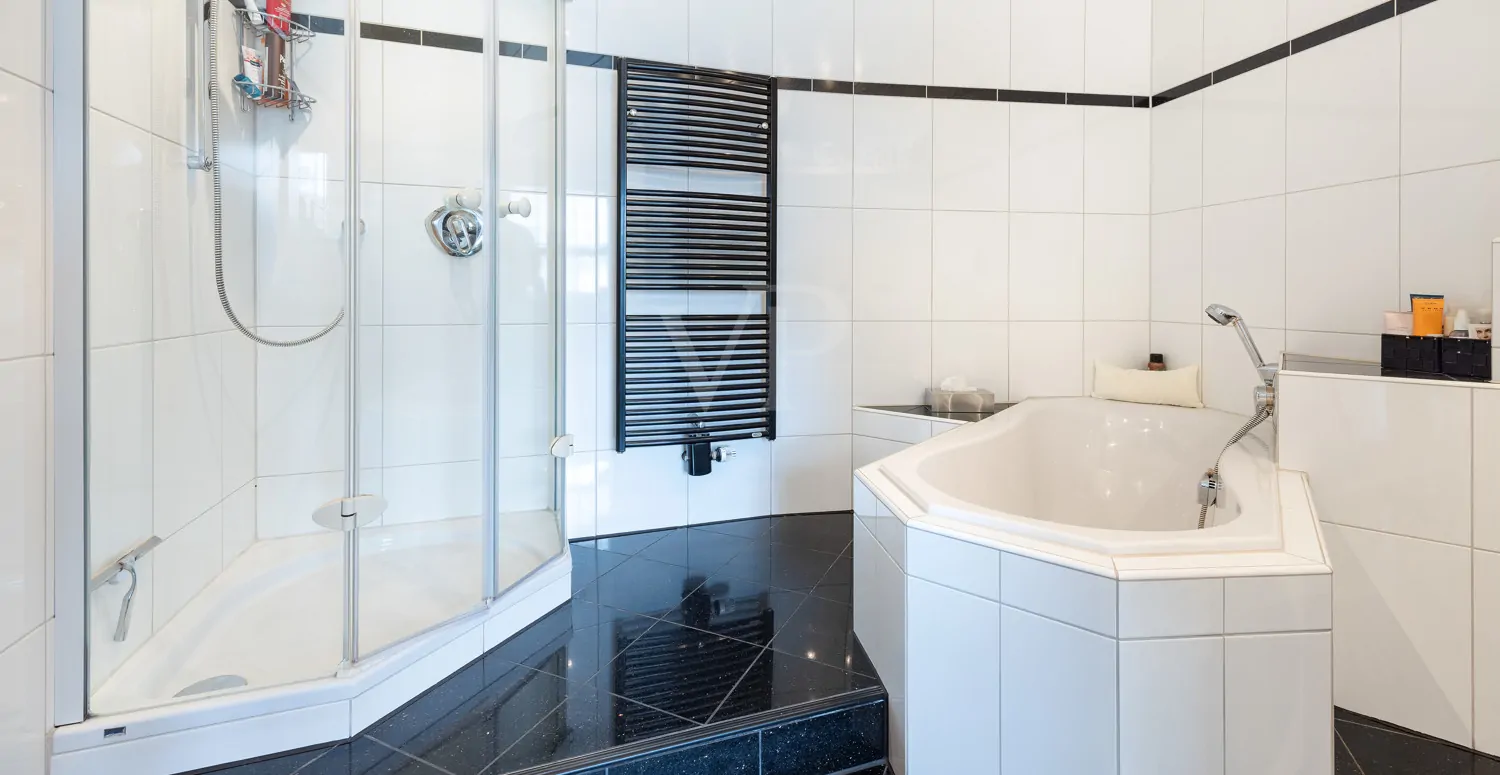 Badezimmer mit Dusche und Badewanne