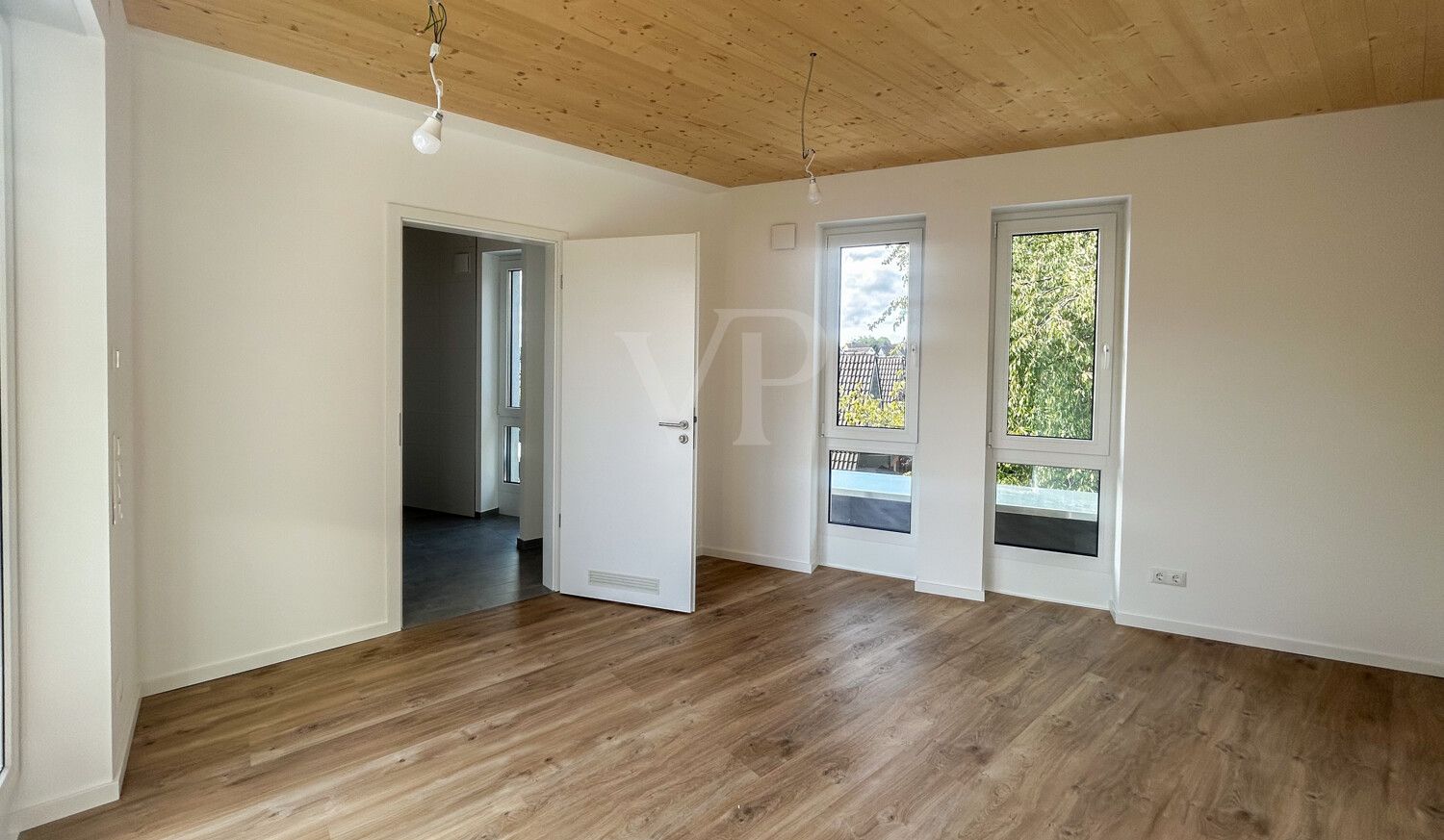 Schlafzimmer mit Zugang zum Badezimmer