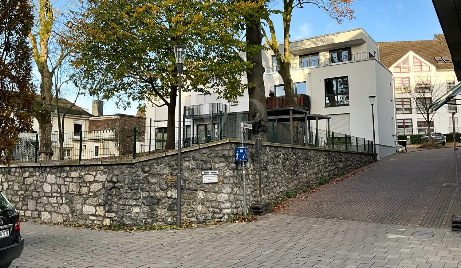 Haus und Gartenansicht aus der Einfahrt