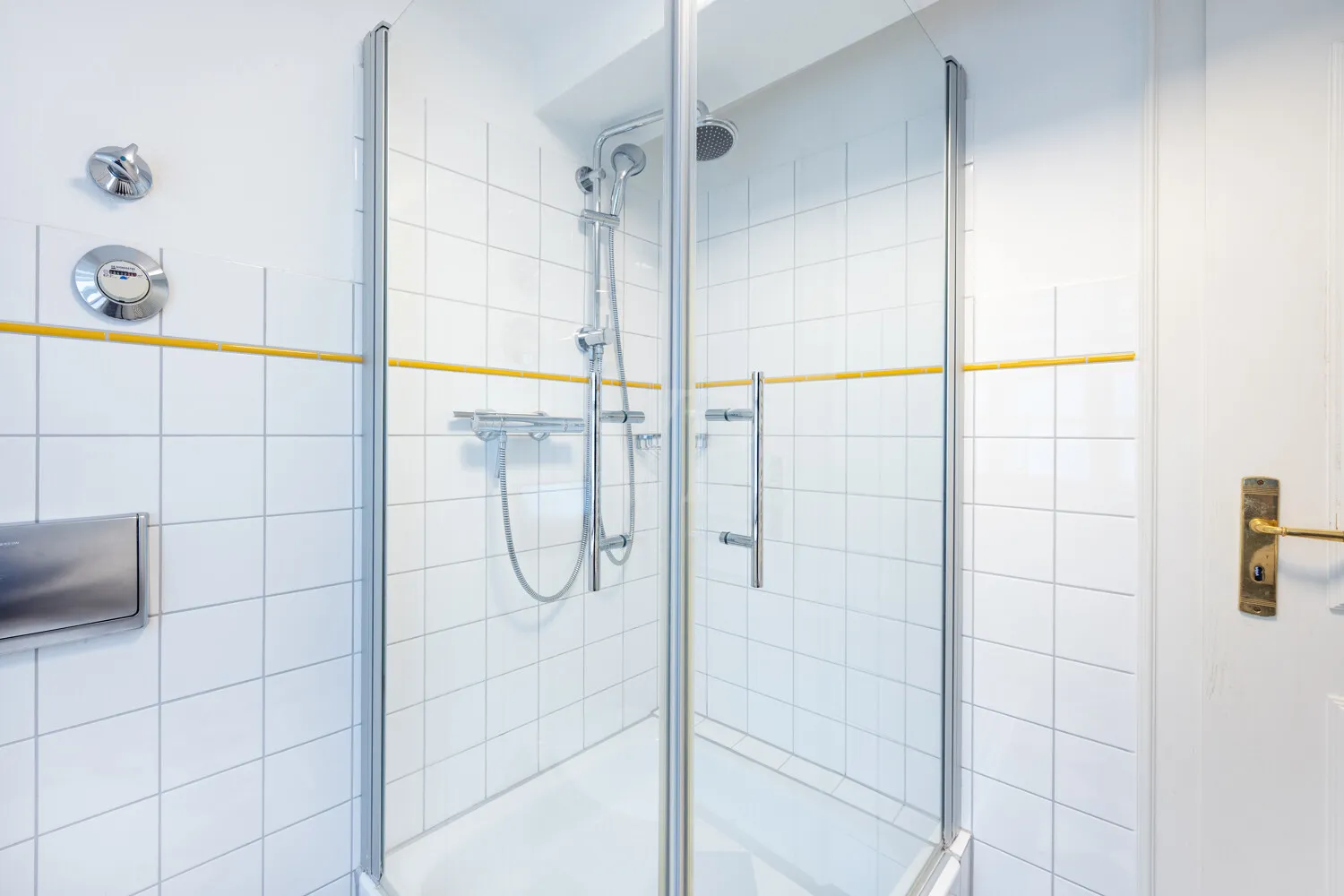 Dusche im Badezimmer