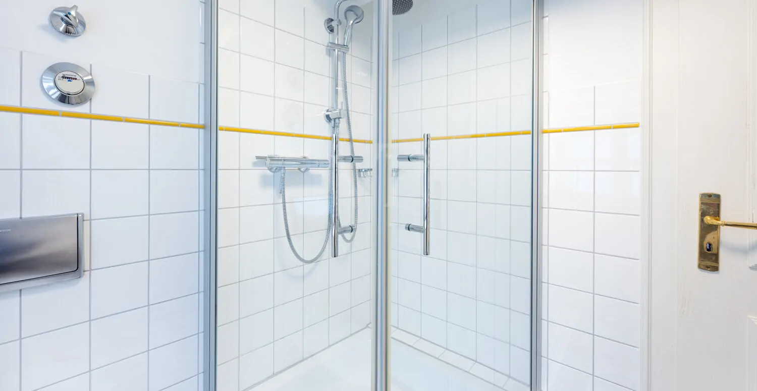 Dusche im Badezimmer