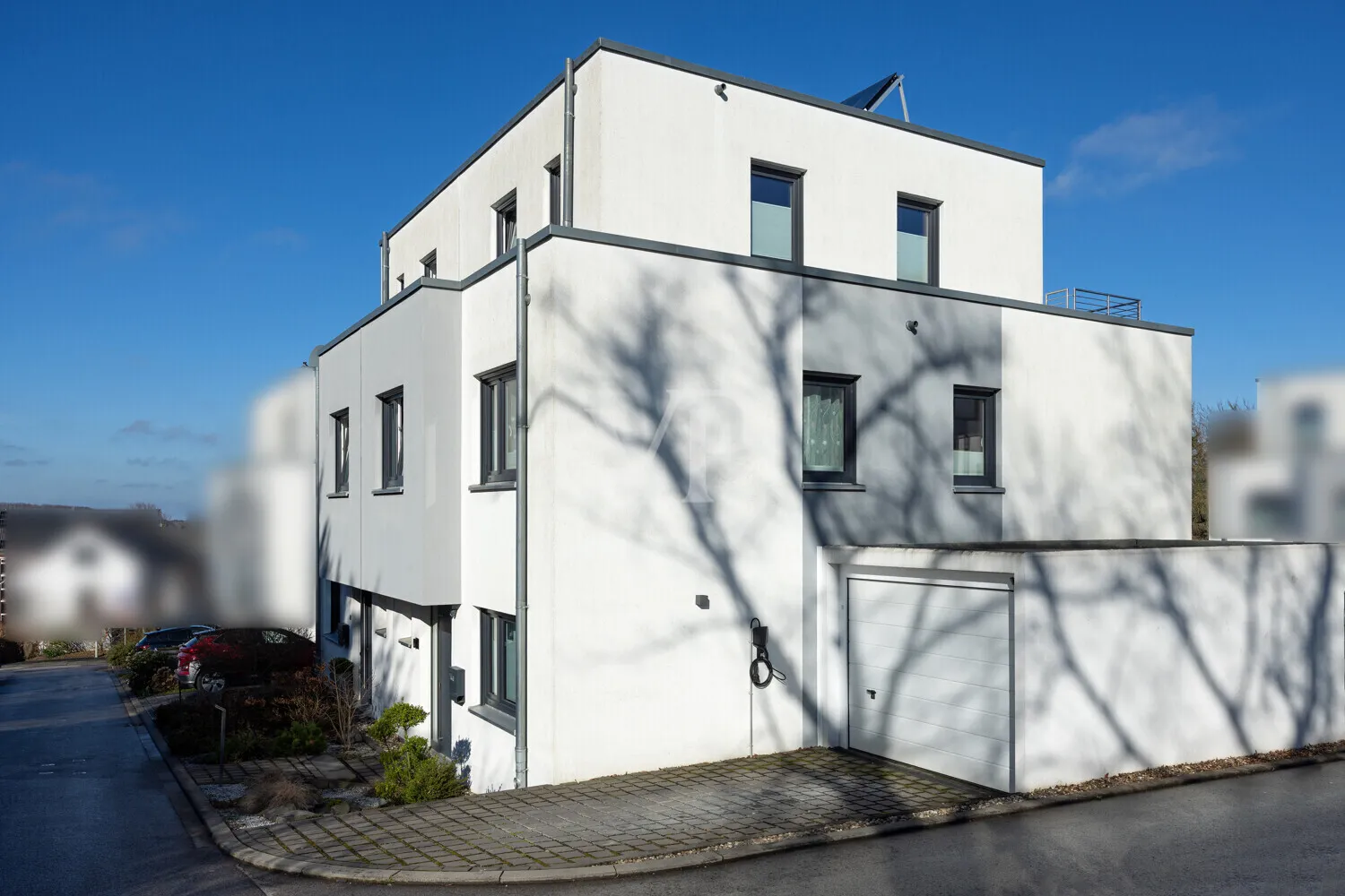 Seitenansicht Garage und Stellplatz