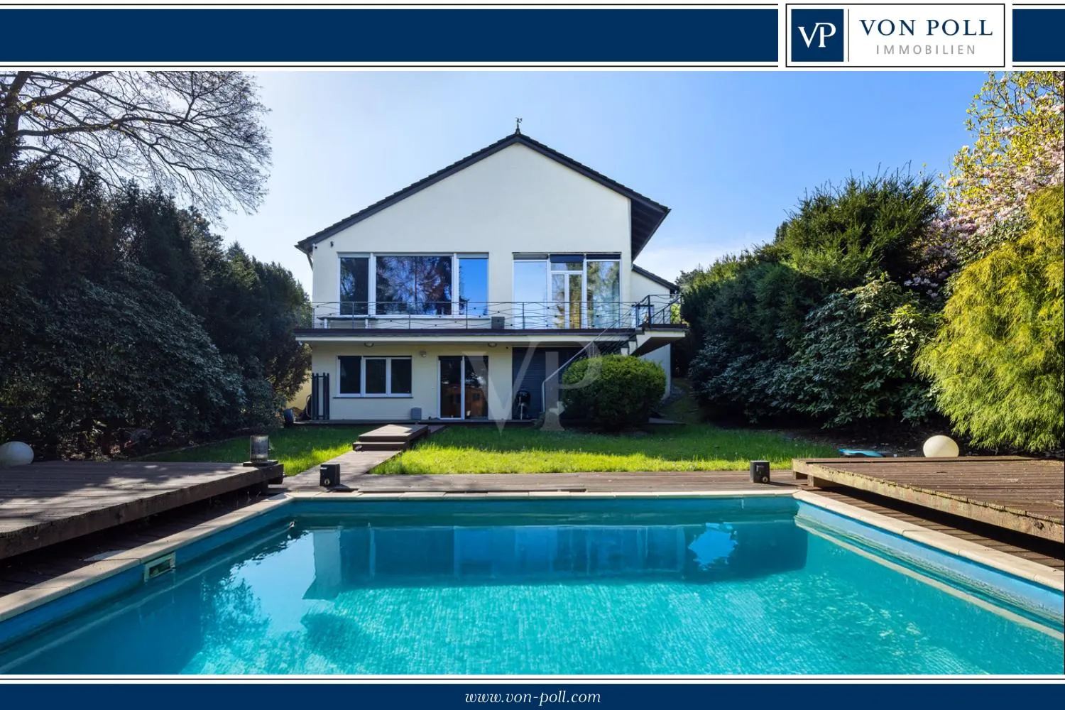 Lichtdurchflutete Architektenvilla mit Pool und großzügigem Gartenparadies