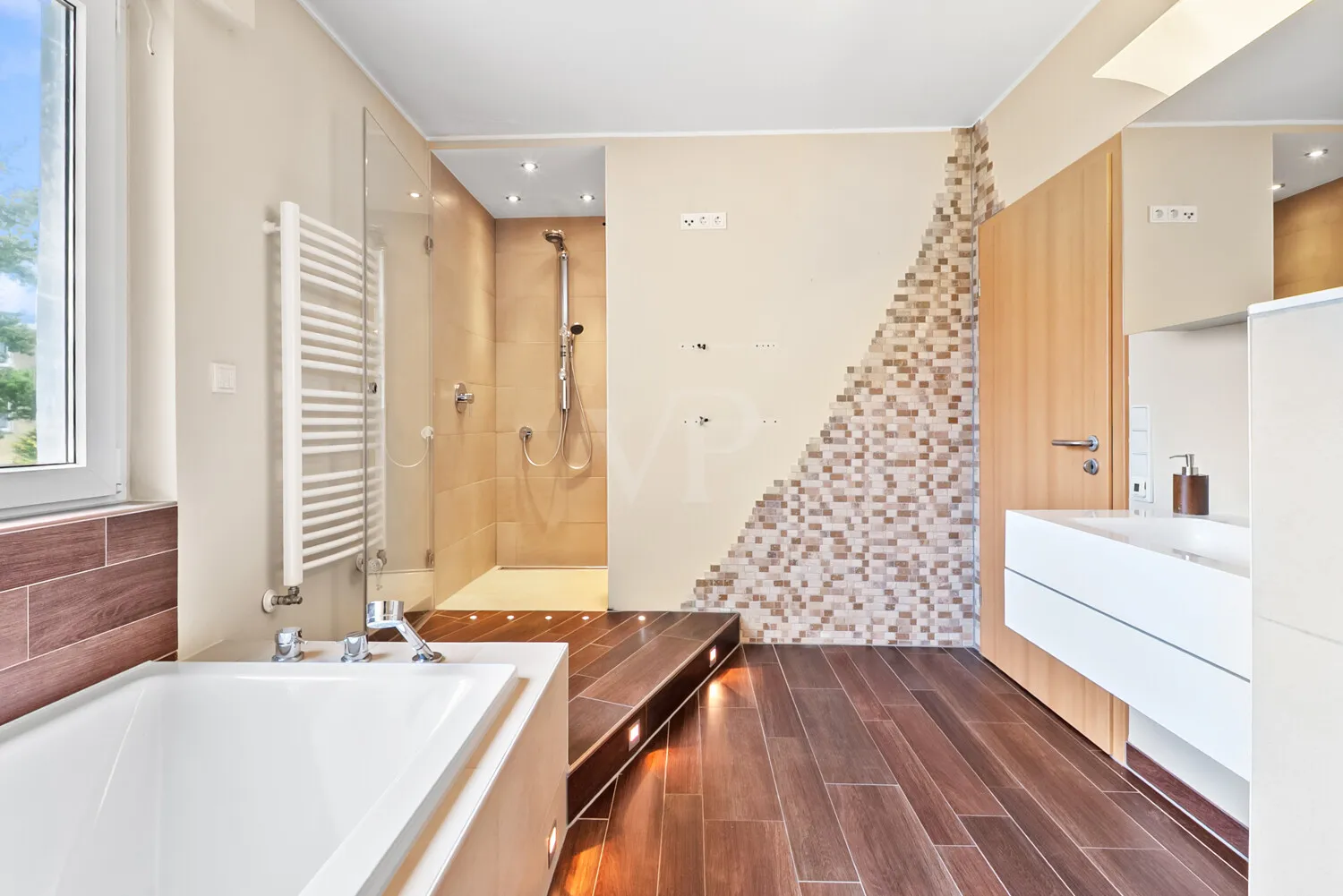 Badezimmer mit Badewanne und Dusche